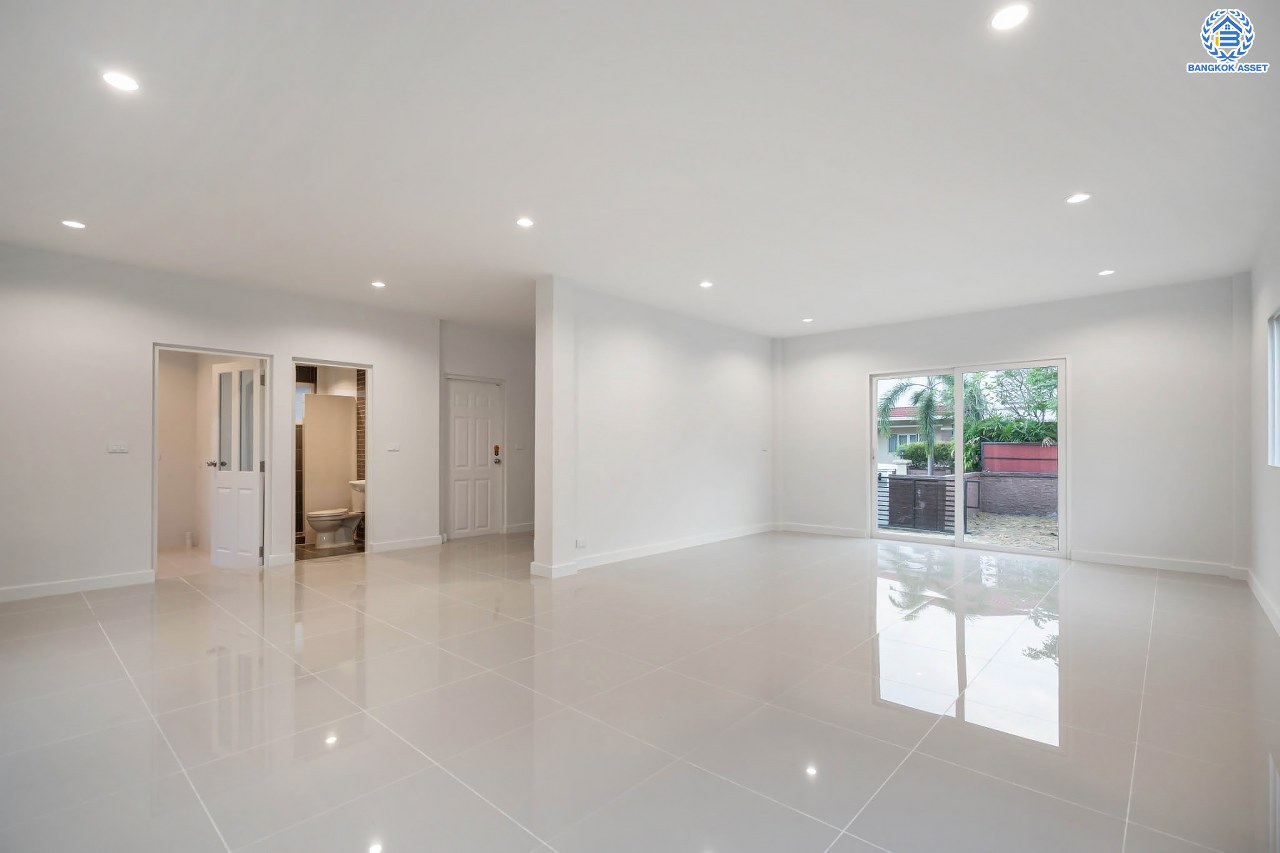 บ้านมือสองตกแต่งใหม่ โครงการ คาซ่าแกรนด์ รัตนาธิเบศร์-ราชพฤกษ์ หลังมุม บ้านเดี่ยวจากแบรนด์ Q.House เนื้อที่ 87.5 ตร.ว. ฟังก์ชัน 3 ห้องนอน 3 ห้องน้ำ จอดรถได้ถึง 4 คัน พร้อม Facilities ครบครัน บนทำเลเดินทางสะดวก ติดถนนราชพฤกษ์ ใกล้เซ็นทรัลเวสต์เกต และรถไฟฟ้าสายสีม่วง "สถานีบางรักใหญ่"